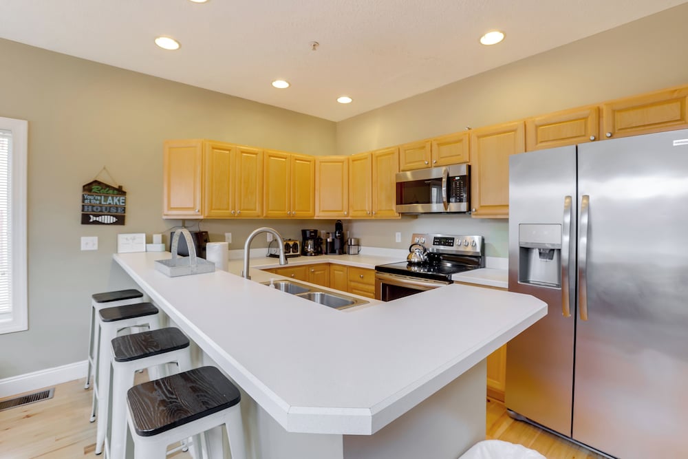< Half-mi to Lake: Townhome w/ Hot Tub in Mchenry!