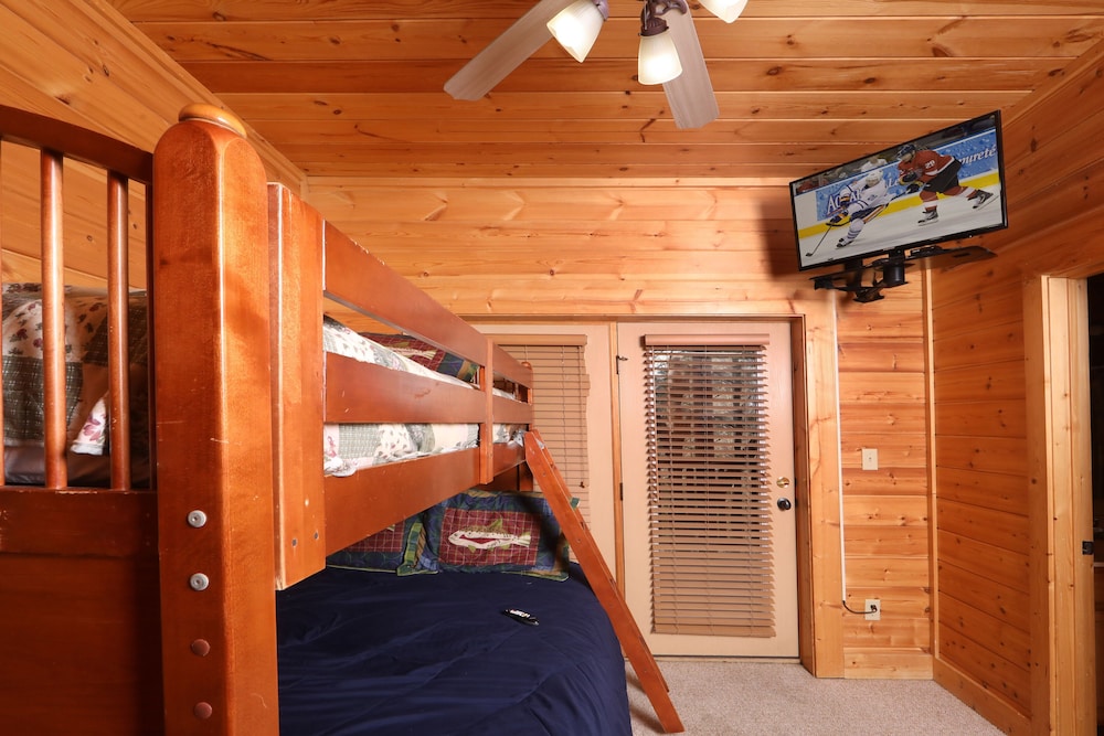 Mountain Sunrise - Five Bedroom Cabin view 5