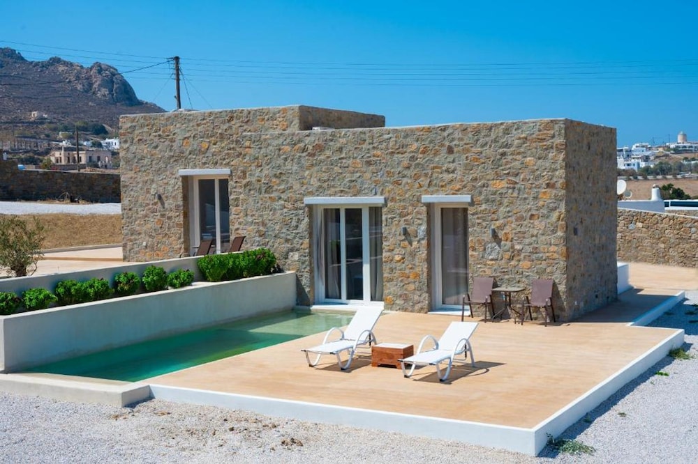 Adyton Luxury Suites Mykonos Poolside Luxury