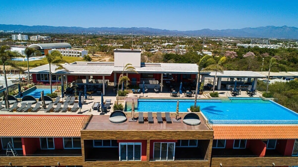 Equipped 3BR House - Pool - Gym - 5 min to Beach