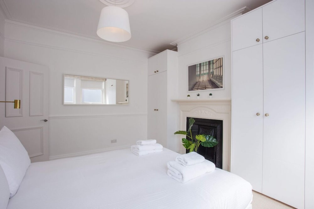 Stylish & Modern 3 Bed Flat in NW London With Garden