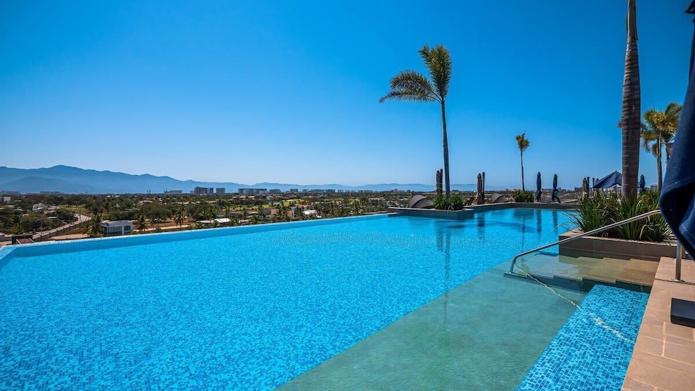 Equipped 3BR House - Pool - Gym - 5 min to Beach