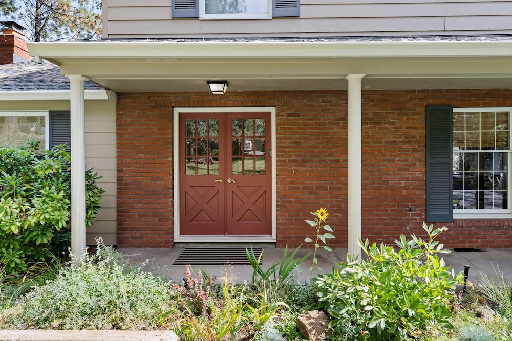 Serenity On 6th 30 Day Minimum 4 Bedroom Home by RedAwning