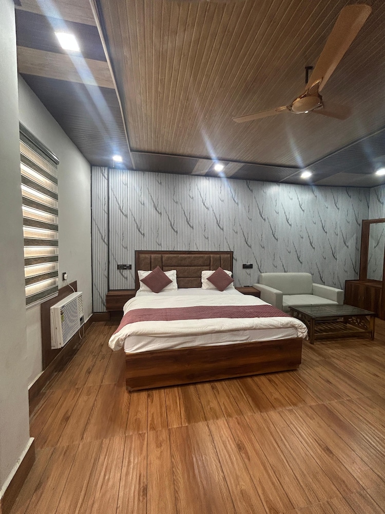 Hotel Shri Dauji Maharaj Palace