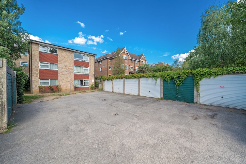 Stylish 2-bedroom Near Redhill Station w/ Parking