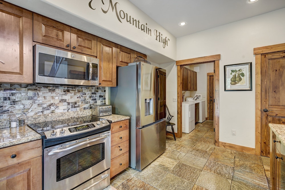 Private Townhome Close To Ski Back And Hot Tub 3 Bedroom Townhouse