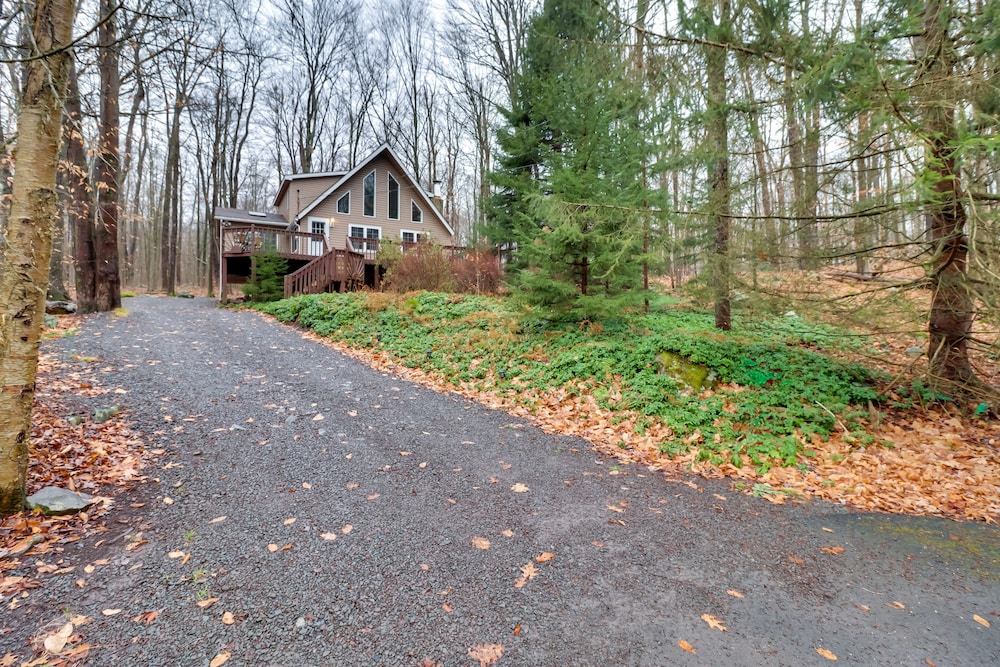 Family-friendly Cabin w/ Fire Pit in Pocono Lake! view 5