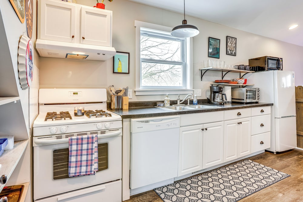Close to Trails & Town! Artsy Apt in Frankfort