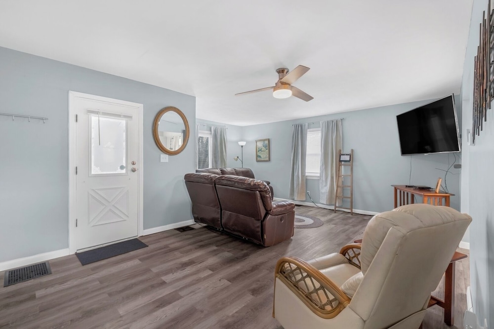 Cozy 2BR Home: With Lake Access & Work Space