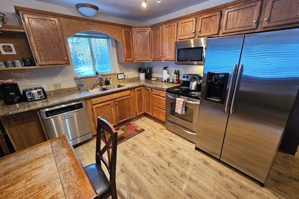 3BR House Near Skiing w/ Hot Tub