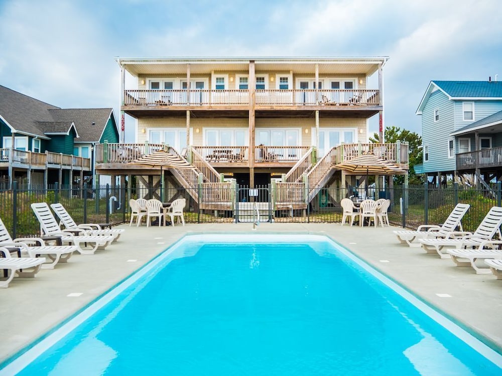 Avalon East- 5 Bedroom Home by RedAwning