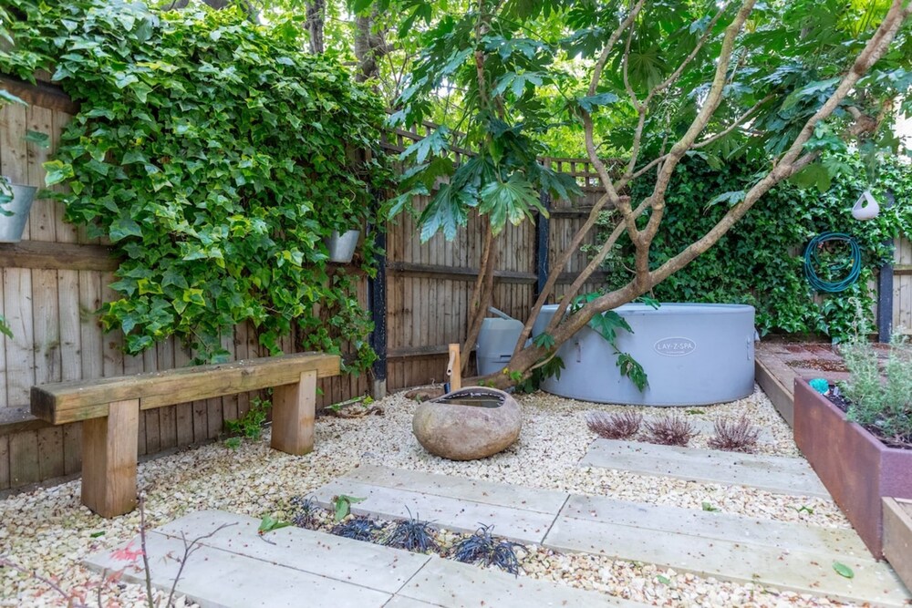 Chic 1BD Maisonette W/hot Tub, King's Cross!