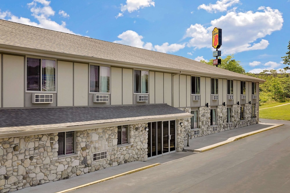 Hotel Super 8 by Wyndham Sturgeon Bay - Image 1