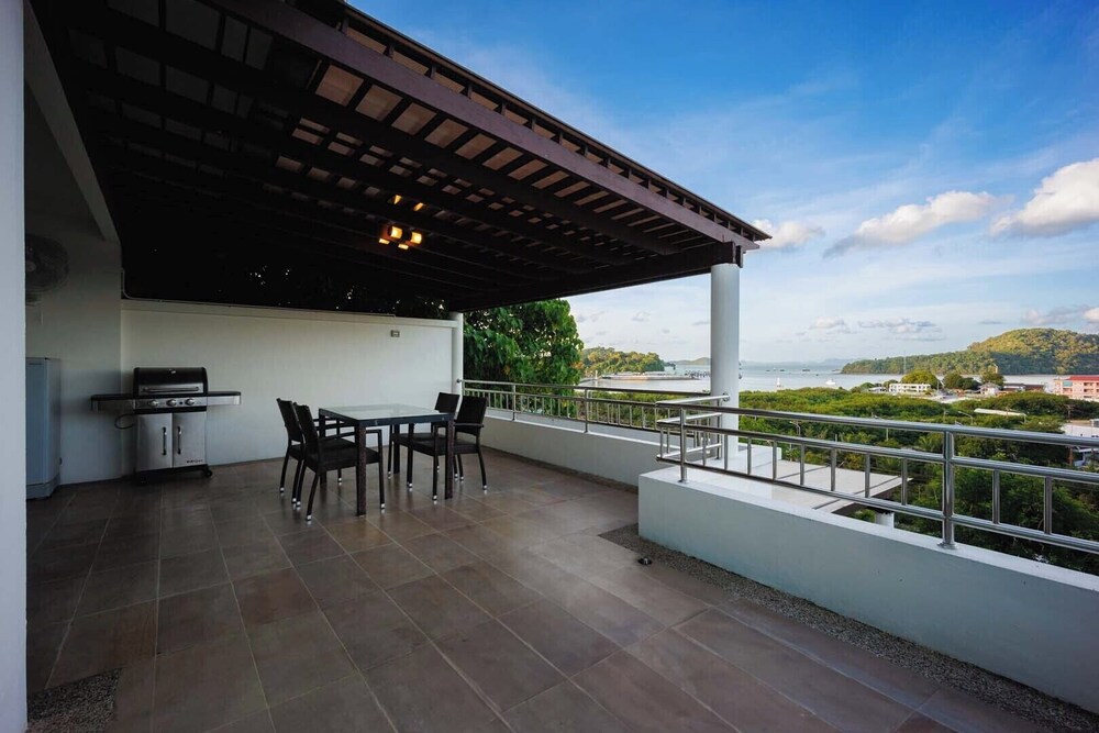 Seaview Condo with Large Pool - BAP1