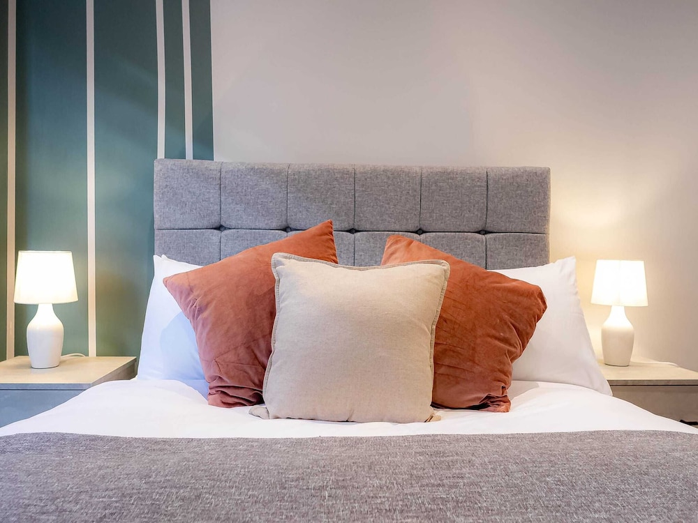 Broadway Market Beauty Three-bedroom by Sojo Stay