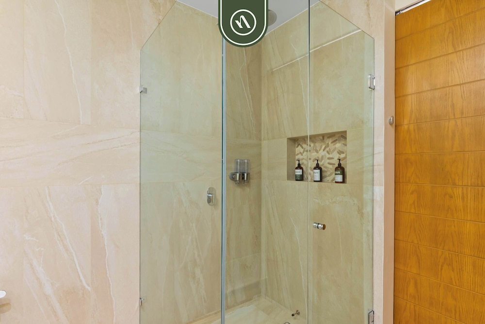 New Stylish 1 BR Condo - Ocean Views - Flex Room