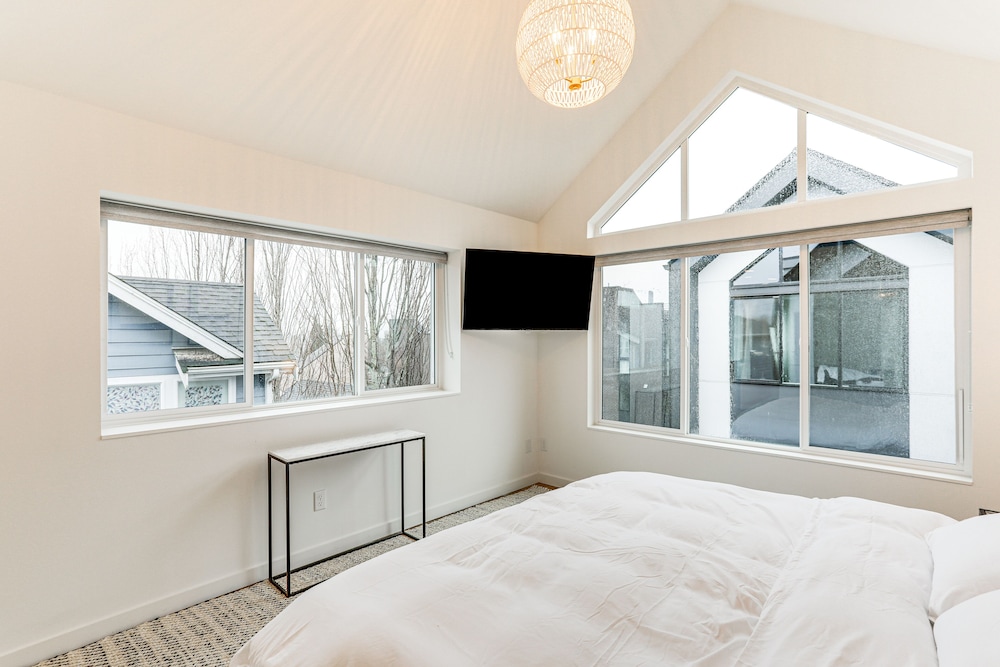 Modern Seattle Townhome: Walk to Light Rail! view 2