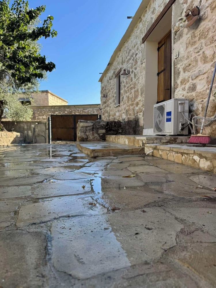 Charming Cyprus Getaway in Páfos - Garden View Holiday House