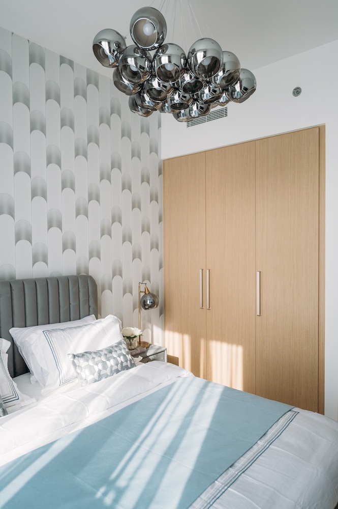 Elegant Stay: Balcony & Stunning Dubai Creek Views