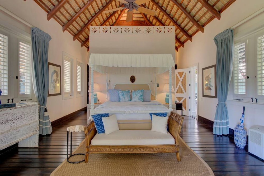 6 BR Beachfront Lush Oasis