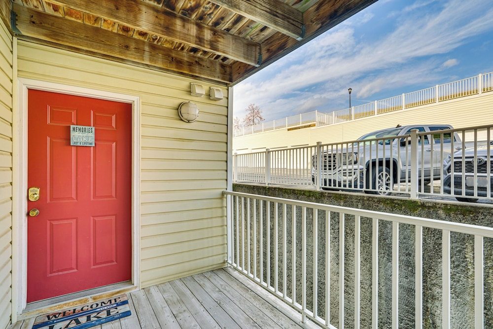 Lakefront Osage Beach Condo w/ Water-view Balcony!