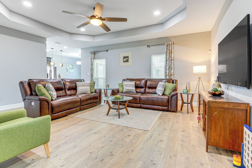 Suburban Bliss! Cozy Home w/ Neighborhood Perks