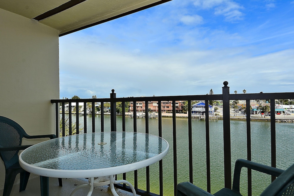 Land's End 4-406 Bay Front
