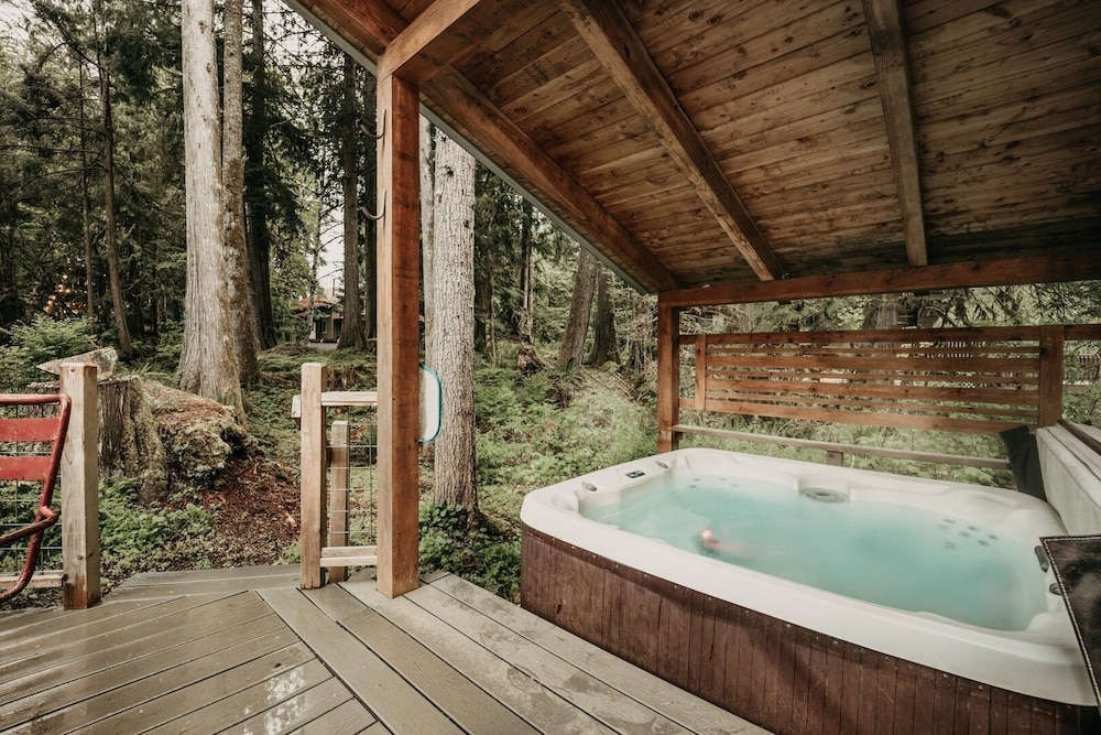 99mbr - Hot Tub - Wifi - Pets Ok - Bbq - Sleeps 6 2 Bedroom Home by RedAwning