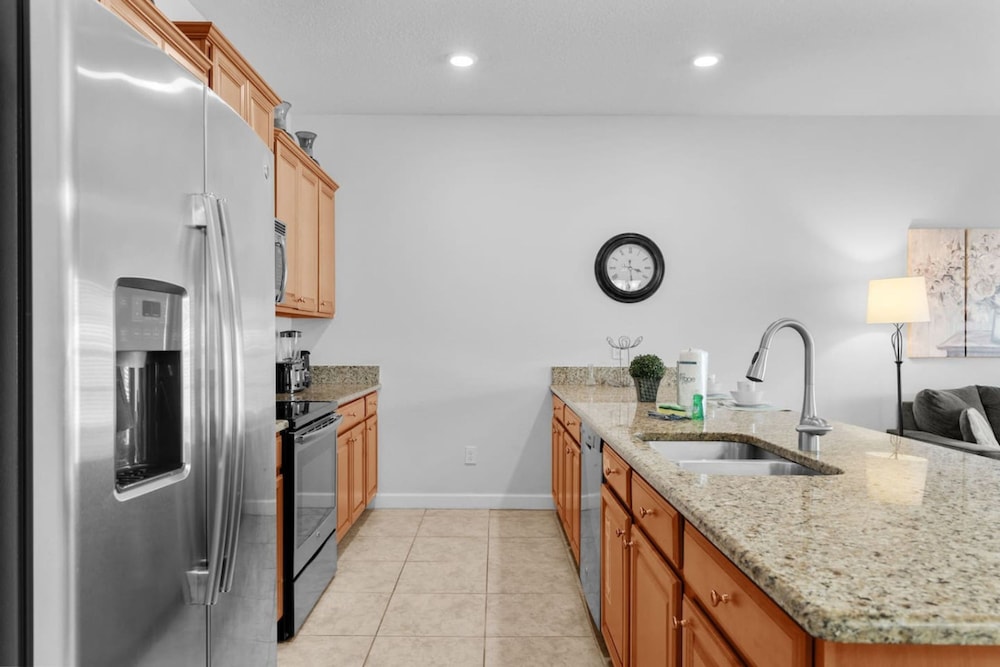 Amazing 4bdr Near Parks w Pool
