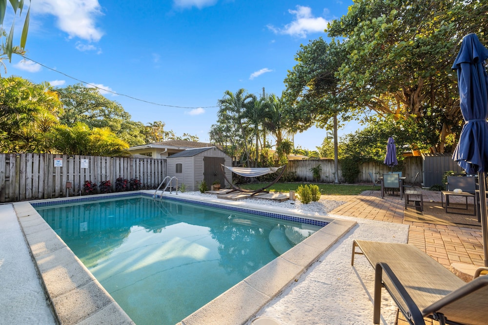 Recently Renovated Paradise W/ Private Pool! Close To Everything! 2 Bedroom Home by RedAwning - Image 3