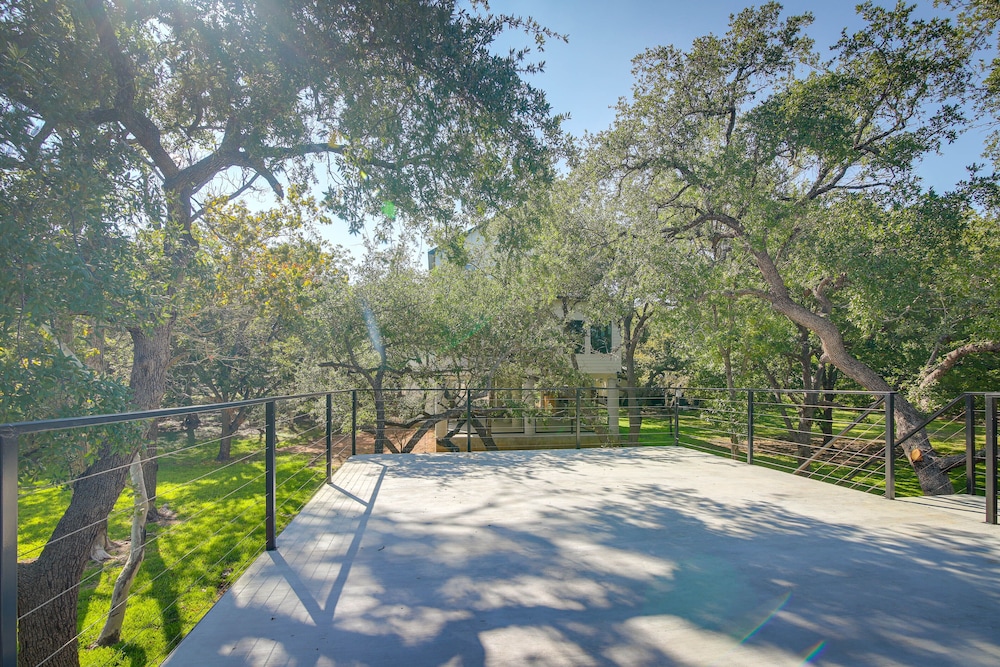 Modern Kingsland Home w/ River Access & Kayaks!