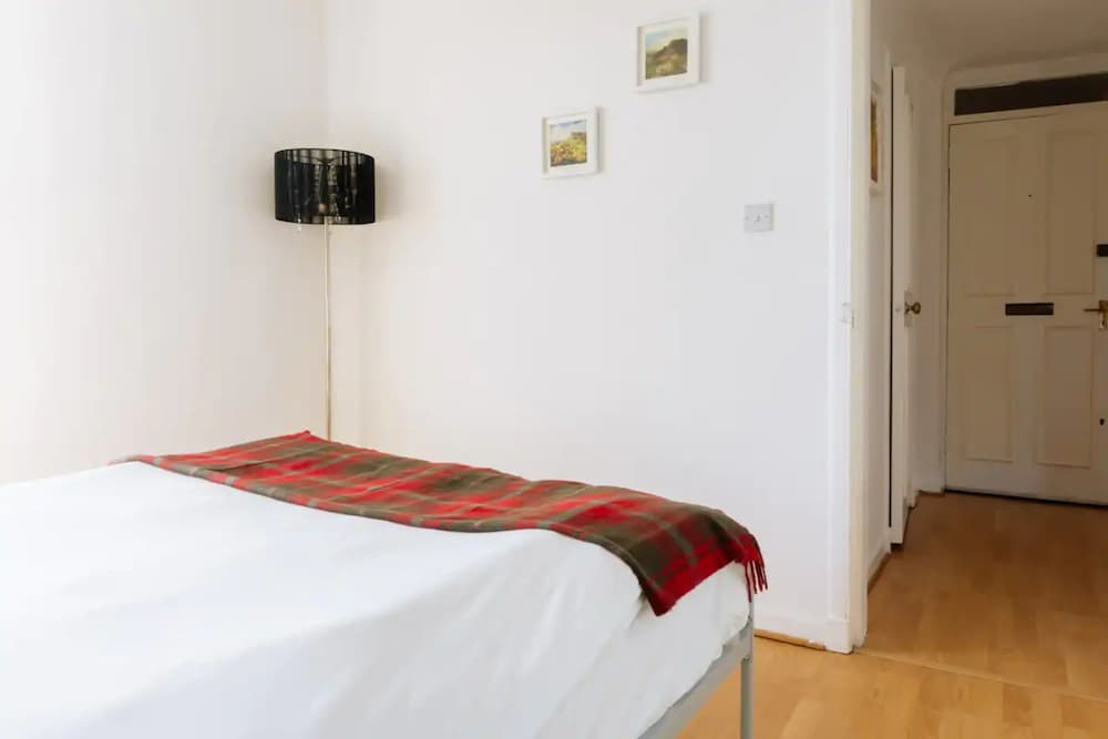Charming 3 Bedroom Apartment in the Heart of Vibrant Old Town view 5