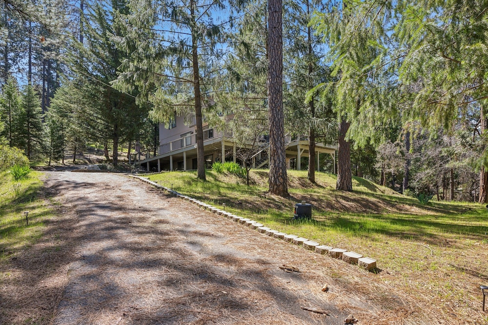 Whispering Pines Retreat 5 Bedroom Home by Yosemite Region Resorts