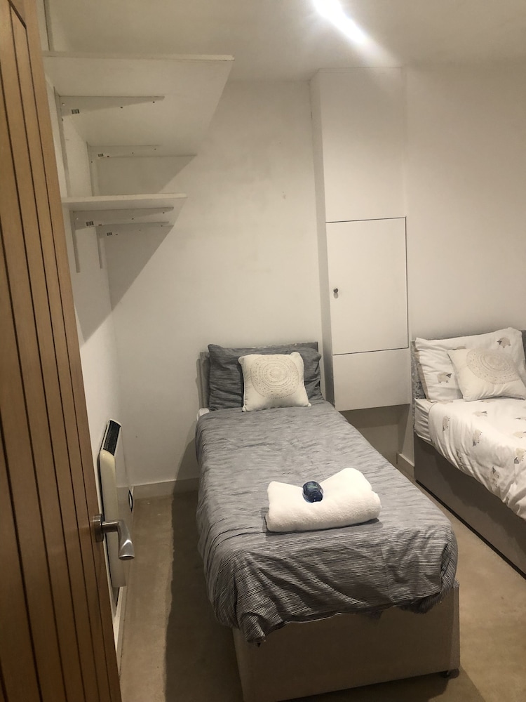 Captivating 1-bed Apartment in Southampton view 4
