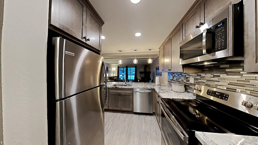 Spacious 2 BR Units at 1849 Condos With Free Pool, Parking & Wifi