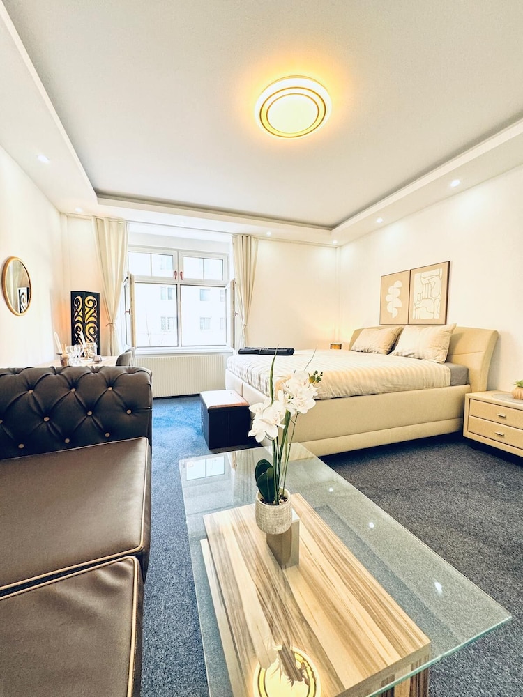 Spacious 7BR Apartment Prime Location