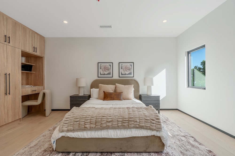 Noble Modern - Urban Sanctuary in Sherman Oaks With Poolside and Patio