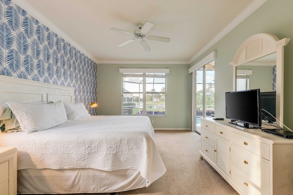 Private Pool, Pond Views, & Bonus Lounge in Gated Naples Community Drive to Dining & Sand