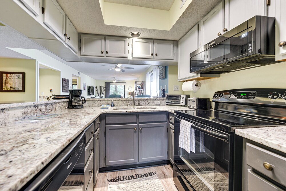 1 Mi to Coast: Myrtle Beach Condo w/ Balconies!