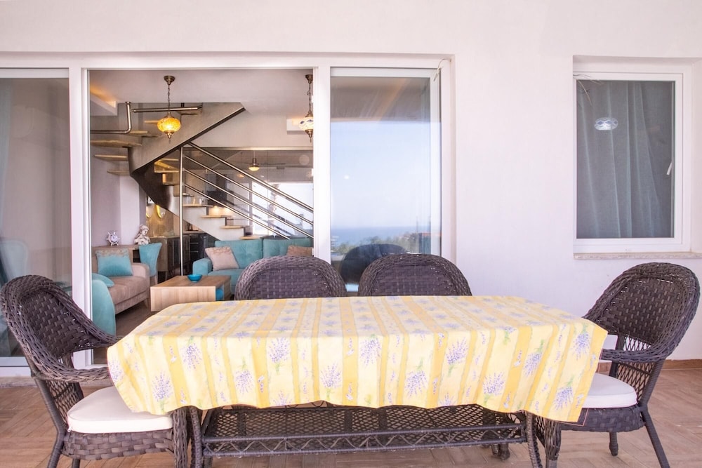 Spacious Flat With Pool in Kusadasi view 4