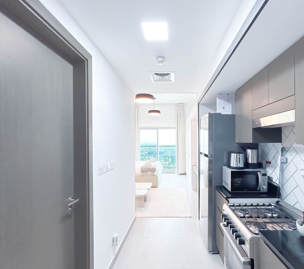 Urban Escape Studio Pool, Gym & Stylish Living