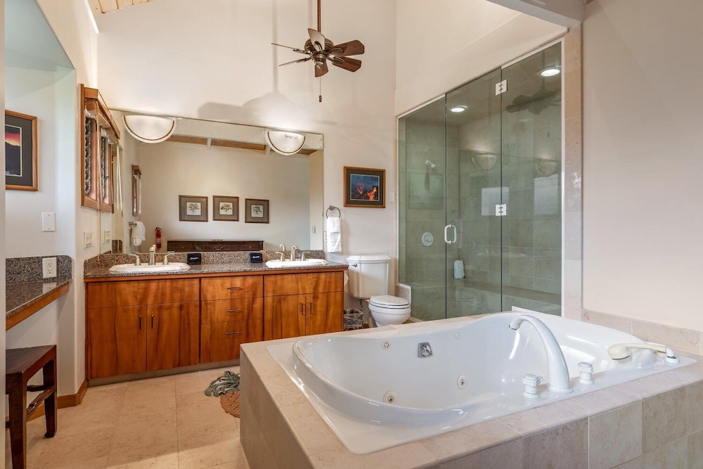 Air-conditioned Ocean Front Hawaii Townhome! - Sleeps 6 - Vrkcv
