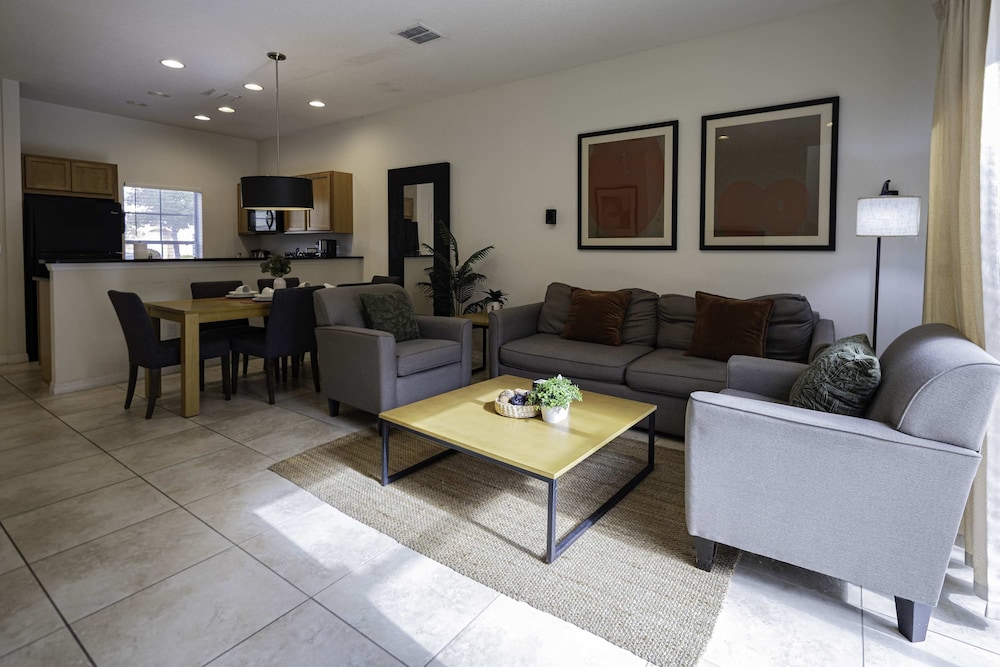 10 Min to Disney Cozy Townhome Jacuzzi