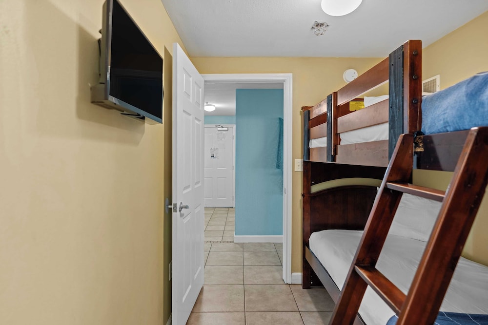 Relax at Panama City Beach Balcony, Parking, Walk to Dining