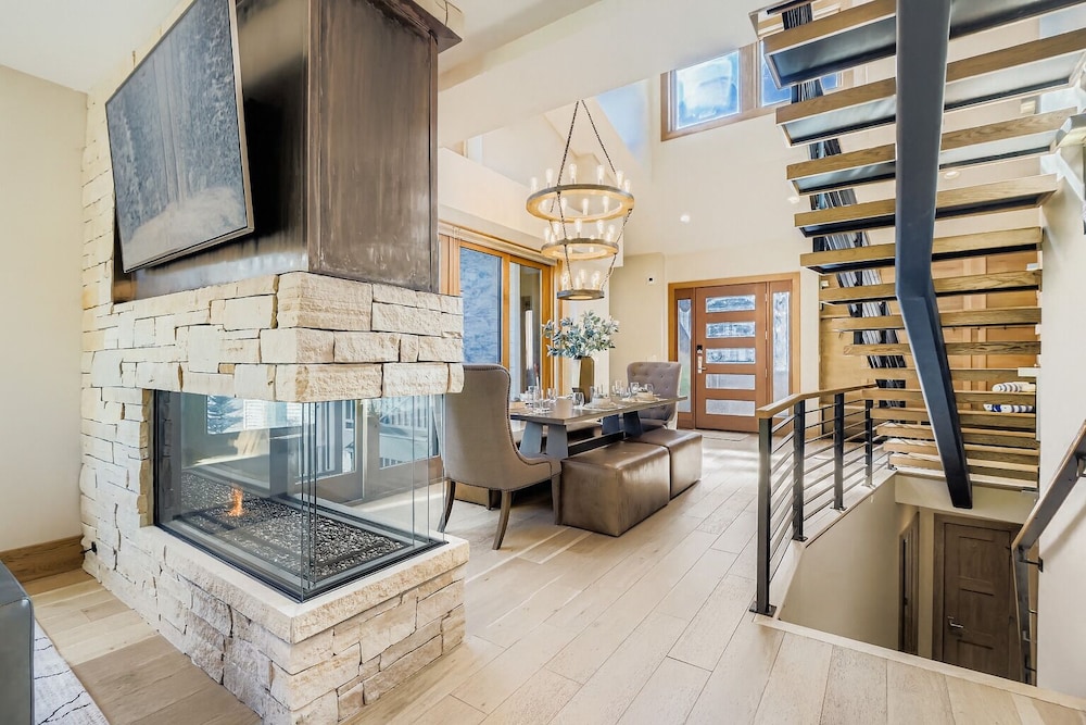 King Road Luxury Lodge, Private Hottub, Game Room, Media Room 45 4 Bedroom Home