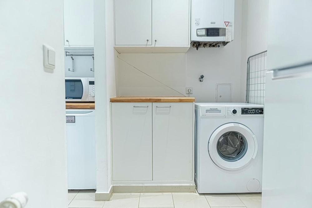 Budget 2BR Apt Near Wiener Stadthalle