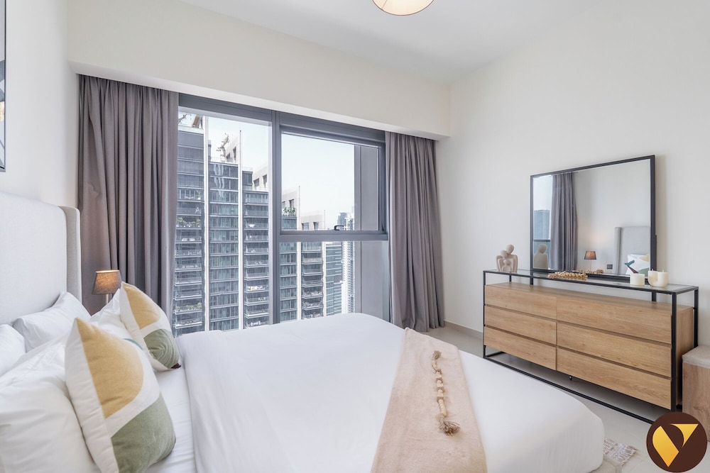 Luxury 2BR in ACT 1 Near Dubai Mall