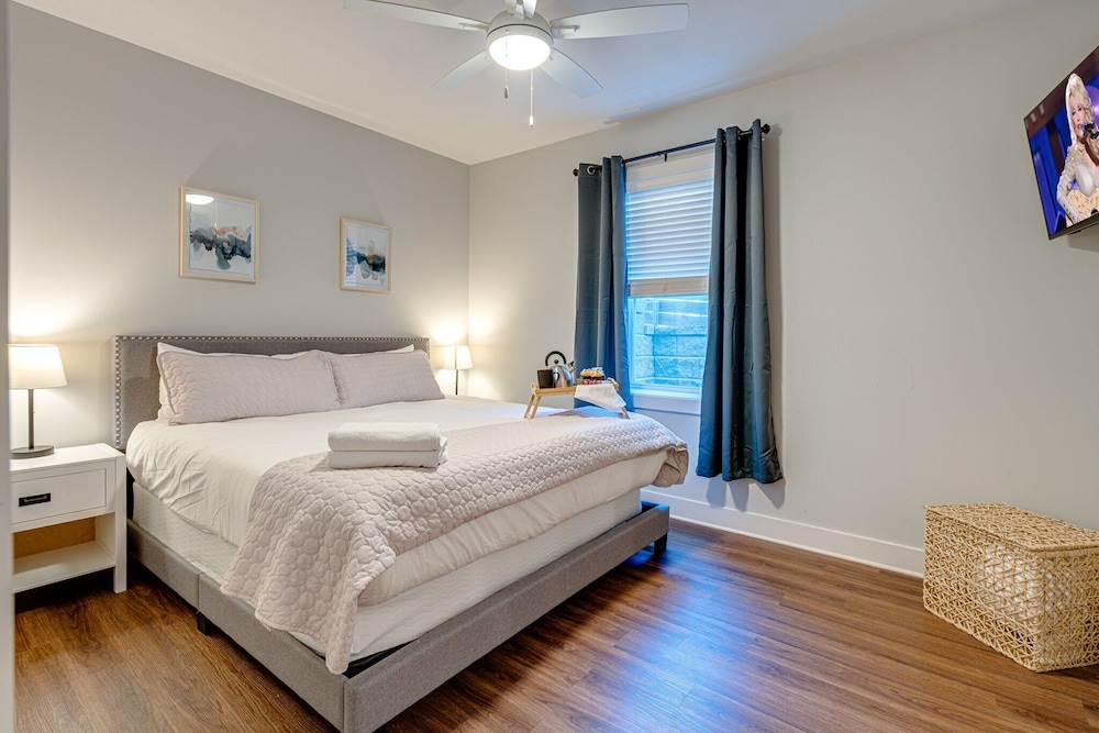 Mesmerize Melrose - Mins to Broadway - 2 Bedrooms