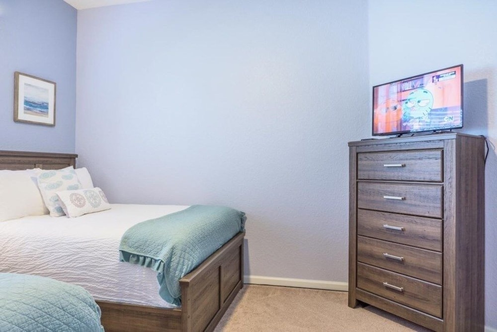 Lakeview Penthouse Elegance 3 Bedroom Condo by RedAwning