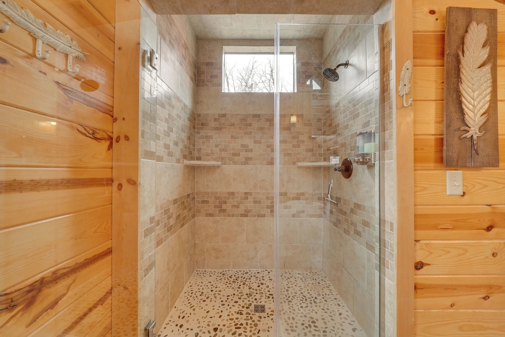 Hot Tub + Fire Pit: Broken Bow 'honeymoon Cabin'